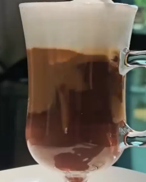 Taça alta com camadas de café e creme