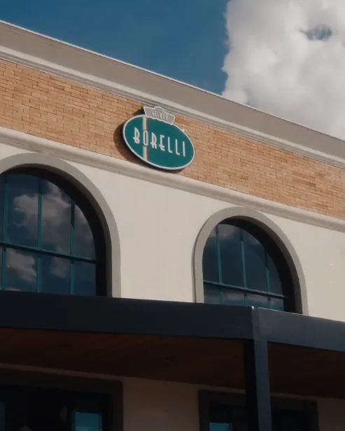 Fachada de uma loja Gelato Borelli, com o letreiro em destaque