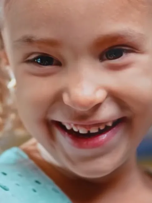 Criança sorrindo depois de escolher o sabor do gelato