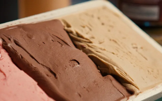 Bandeja com três sabores de gelato recém-produzidos