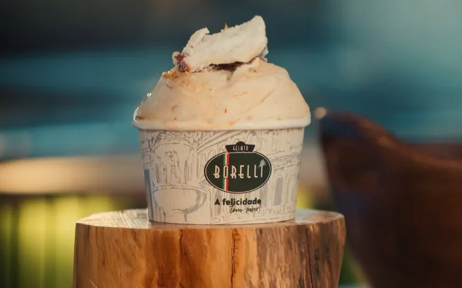 Copo de gelato Gelato Borelli servido sobre base de madeira