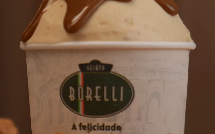 Copo de gelato com calda de chocolate e avelãs